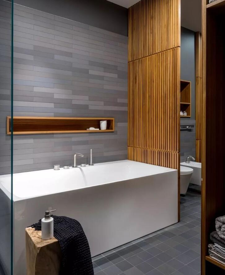 130平方家庭卫生间浴缸木质隔断装修设计