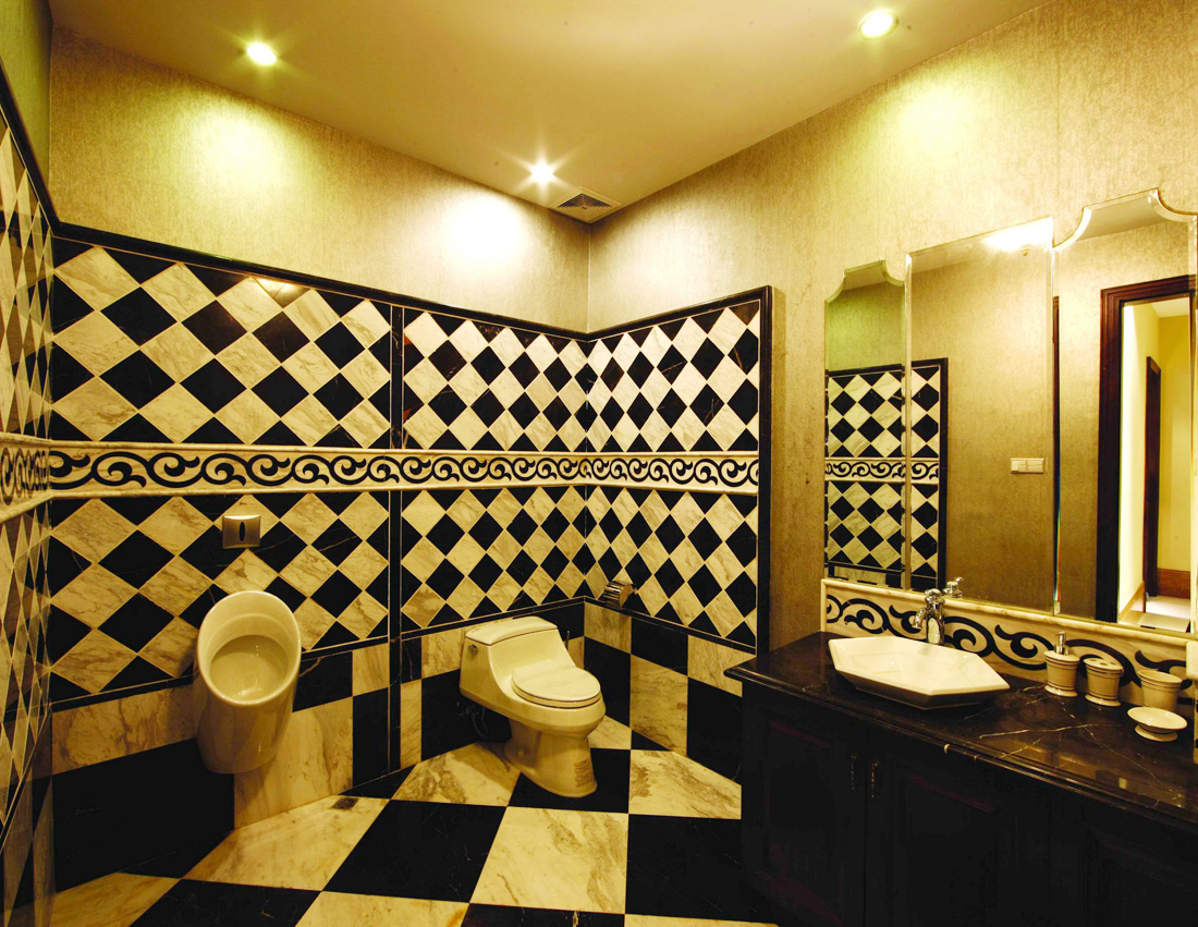 美式别墅卫生间瓷砖搭配装修效果图