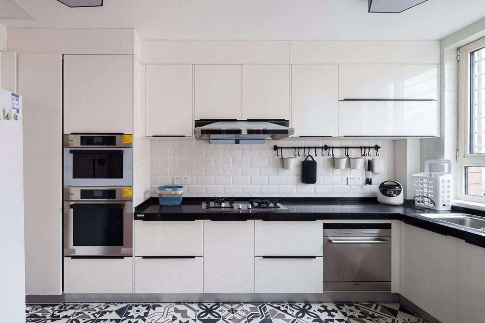 北欧风格厨房橱柜黑色台面设计效果图