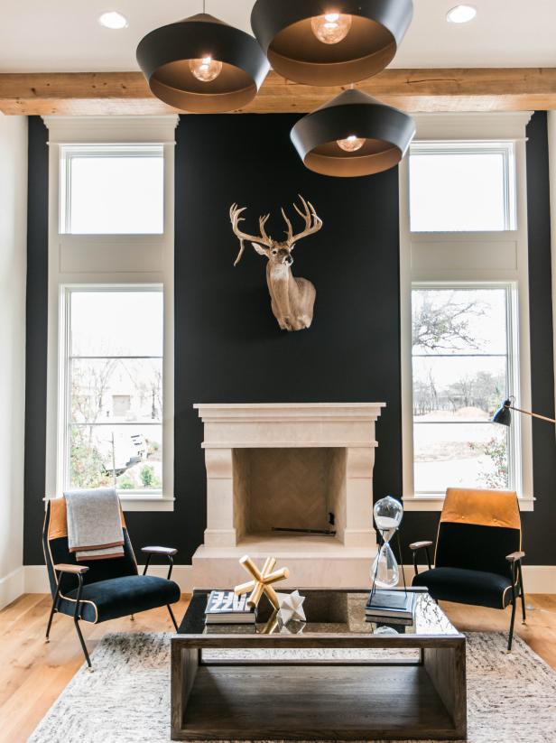 2019国外家居客厅黑色背景墙设计图片