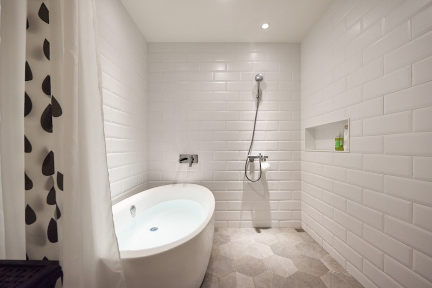 73平浴室室内白色浴缸摆放装修图片