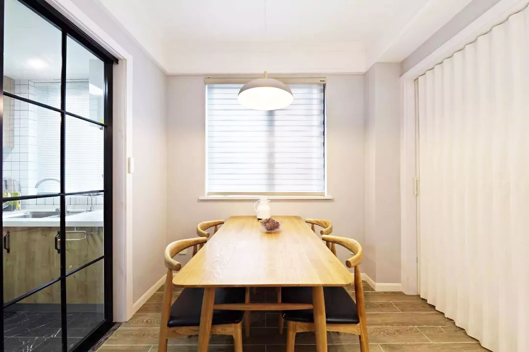 81平米家庭餐厅实木餐桌装修效果图