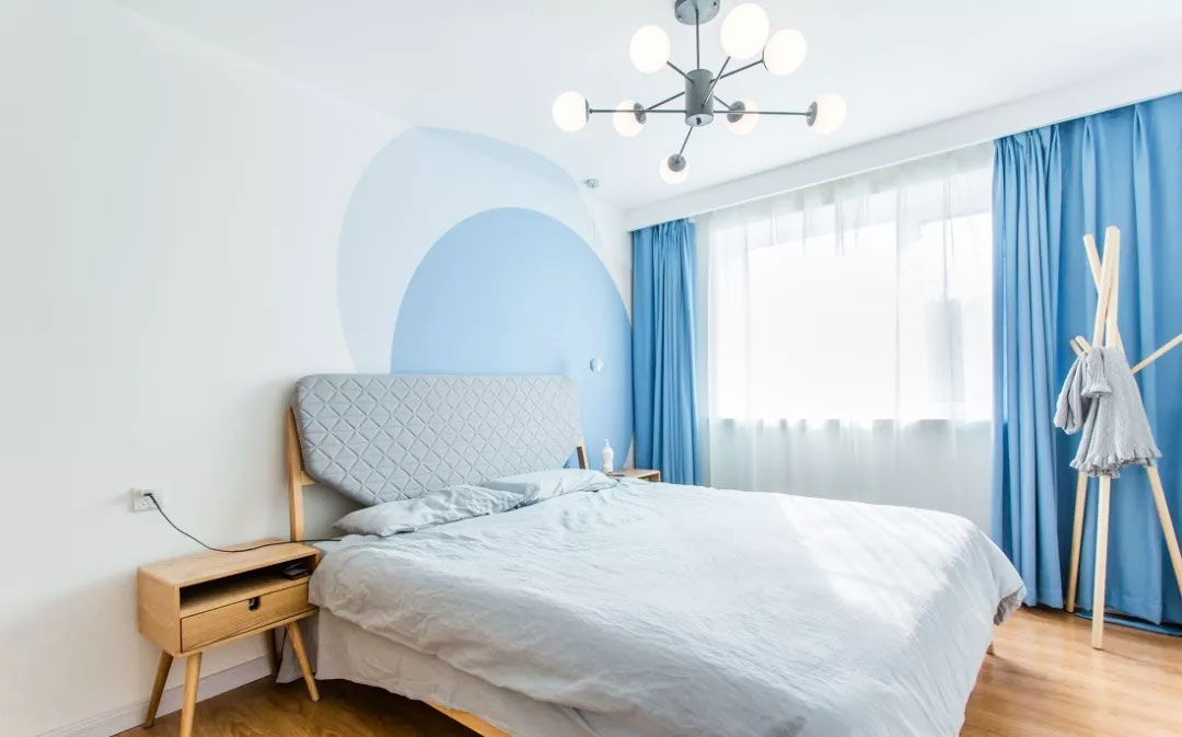 81平米欧式卧室蓝色窗帘装修效果图