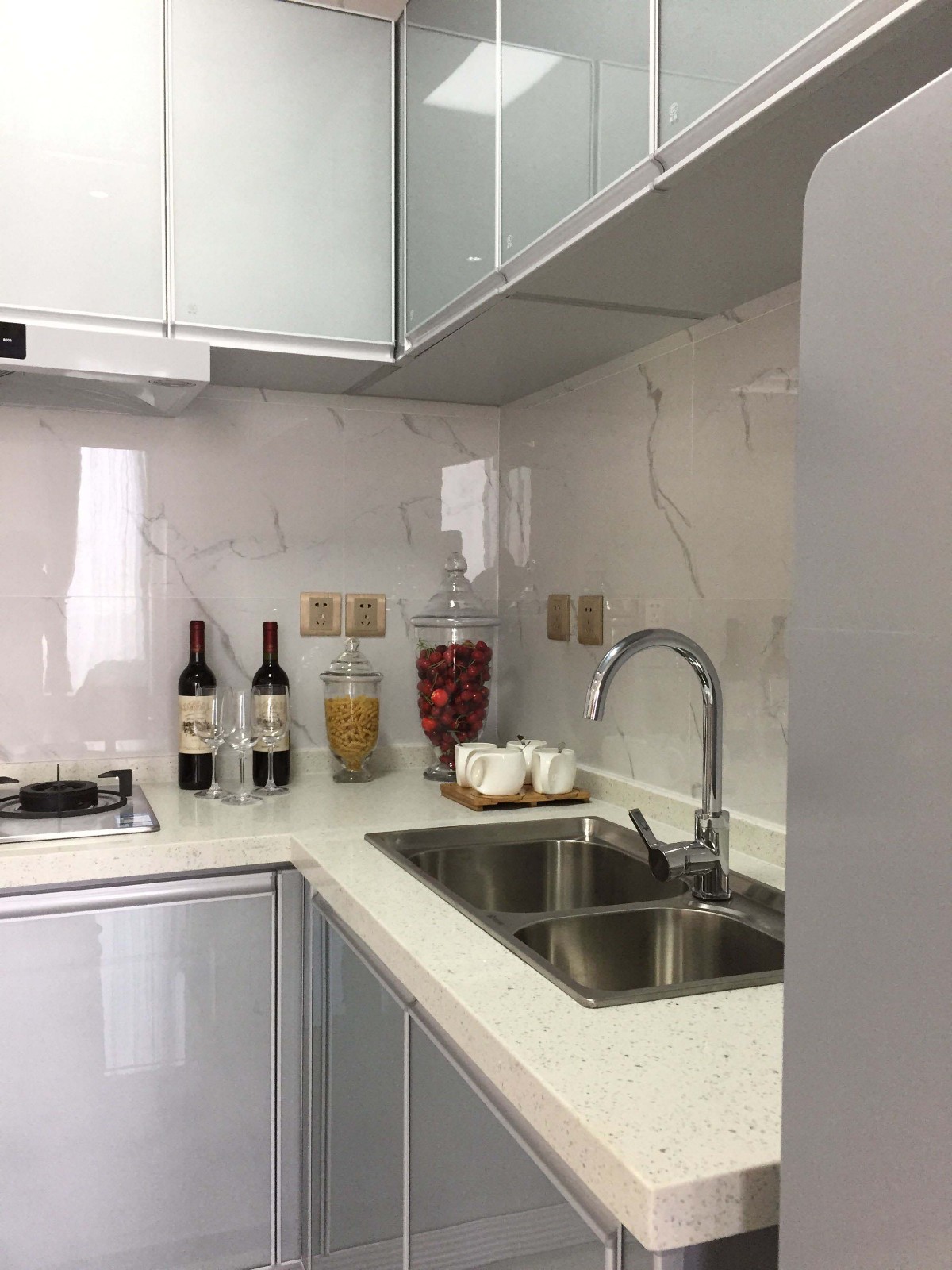 81平米现代简约两居室厨房装修图片
