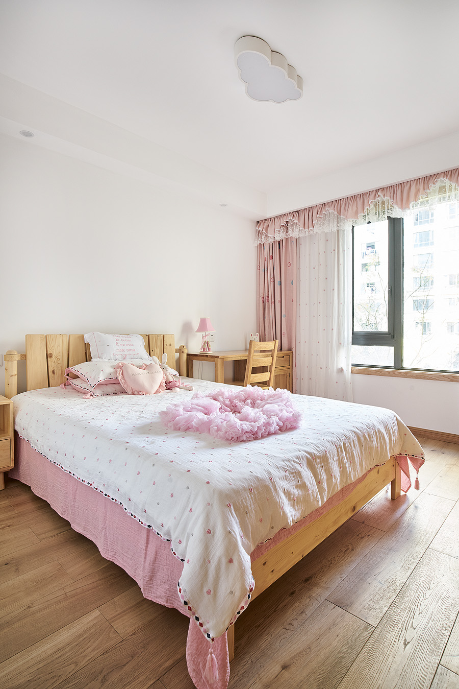 92平方米温馨卧室粉色窗帘装修效果图