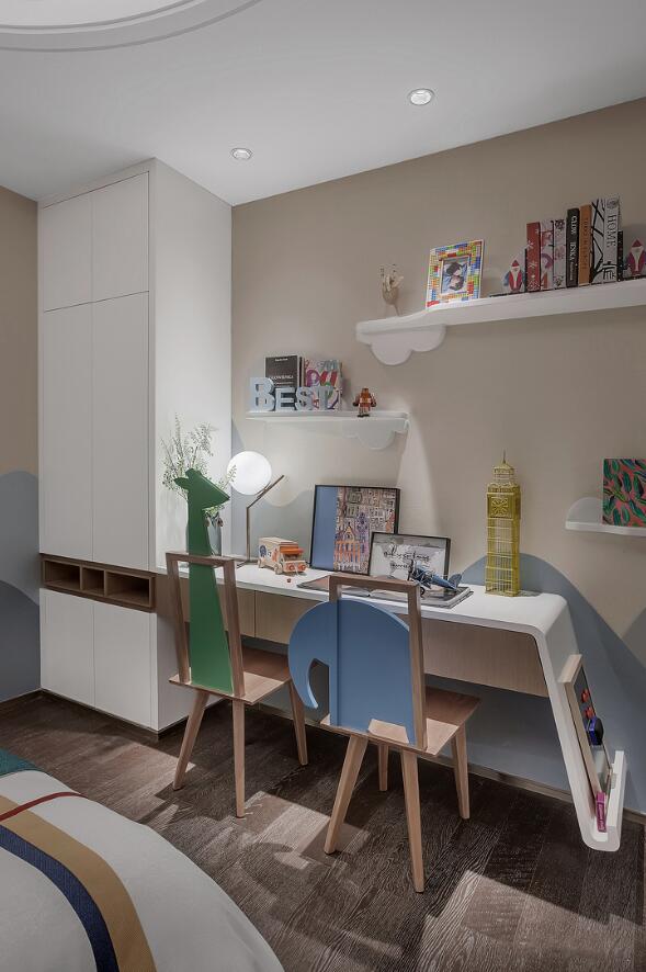 简单儿童房创意小书桌设计装潢效果图