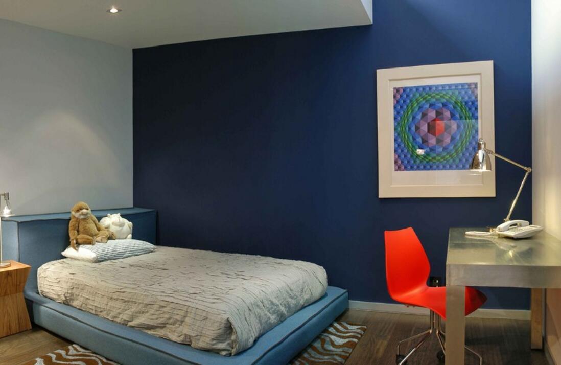 家居卧室蓝色布艺床装饰图片