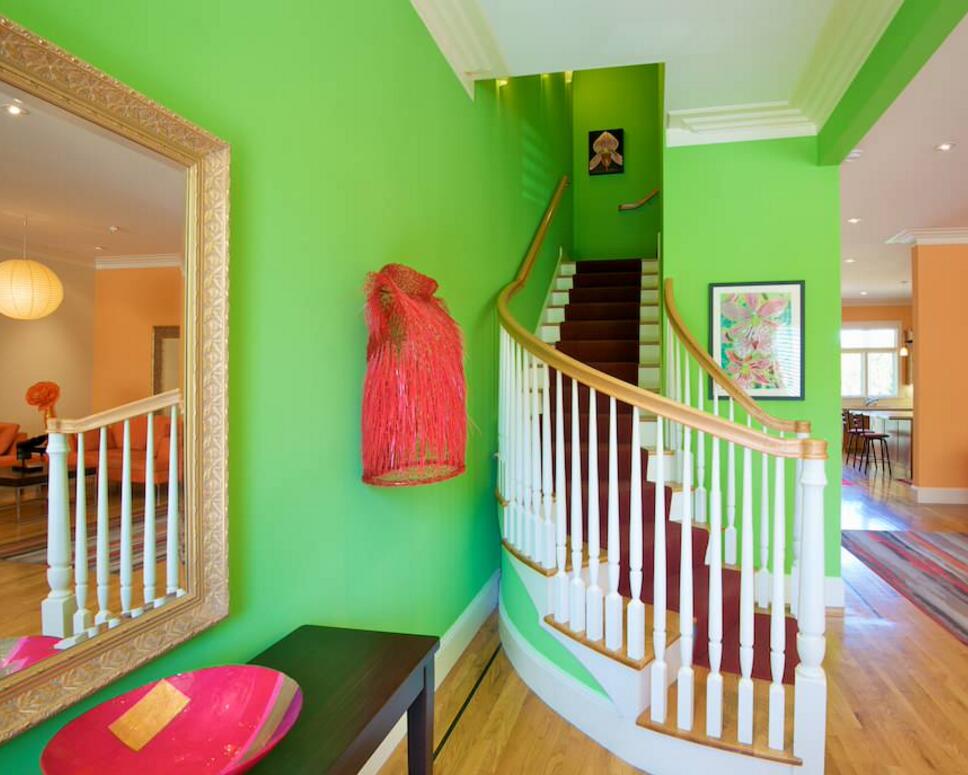 家居小别墅楼梯绿色背景墙装饰设计图片