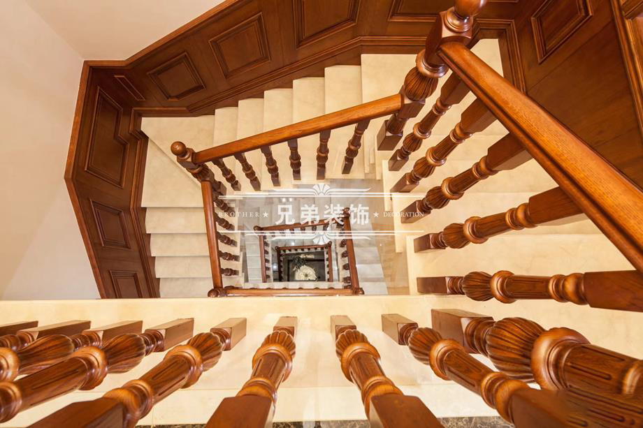 简美式风格别墅楼梯设计图片