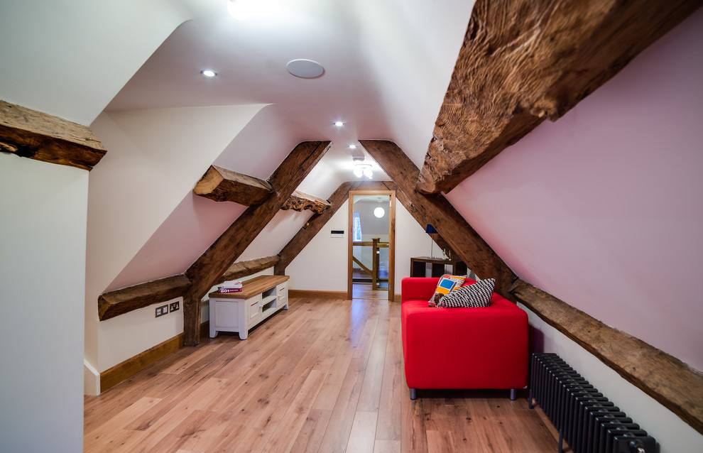 简约风格不规则阁楼客厅红色沙发装修效果图片