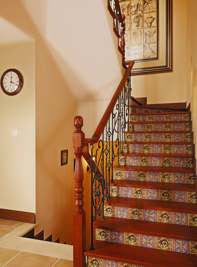 美式乡村风格两层别墅楼梯装修效果图片