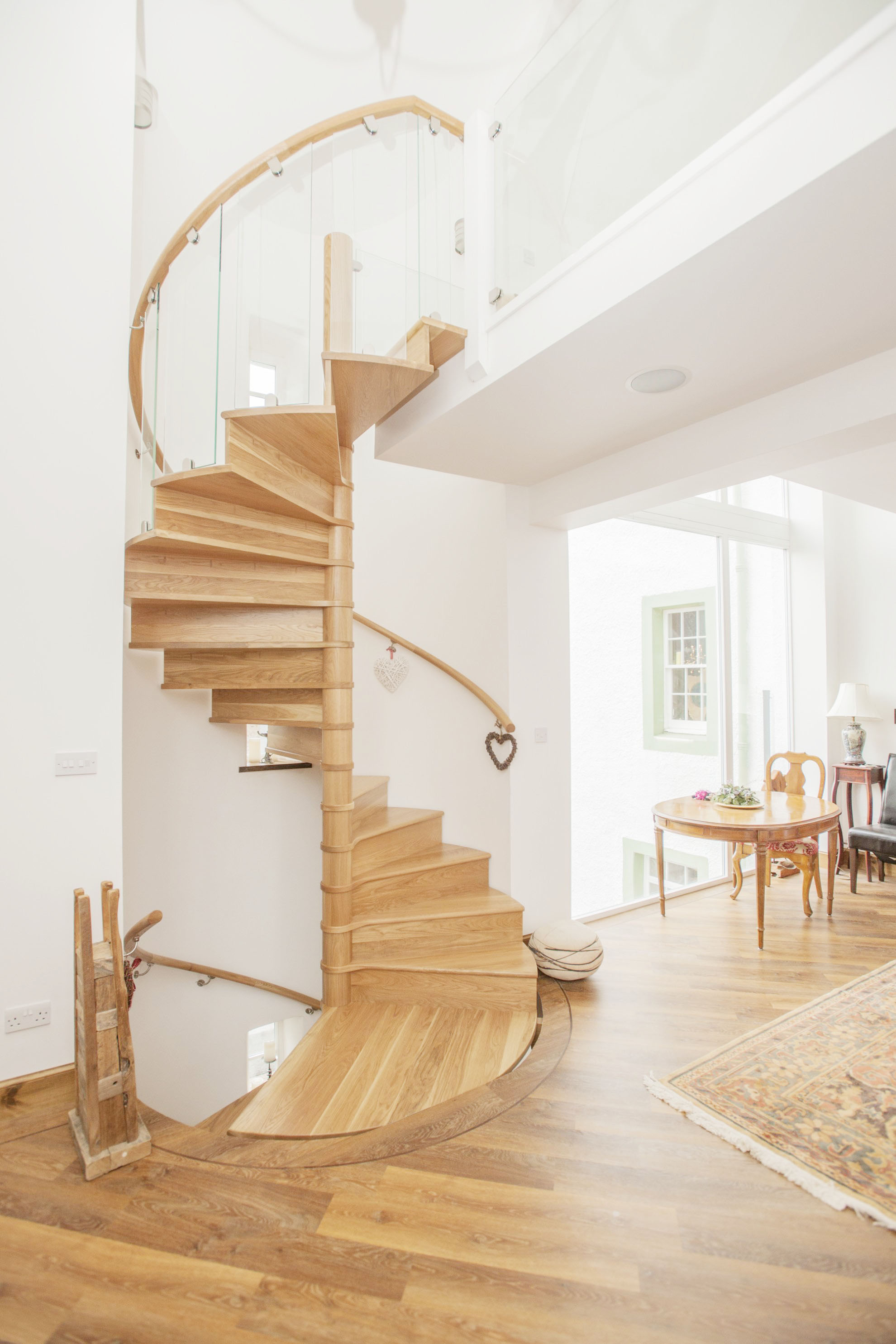 欧式风格三层别墅实木楼梯图片