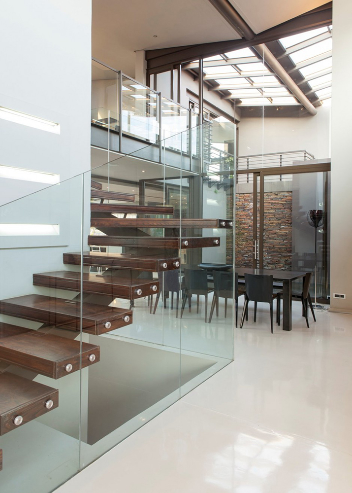 现代复式别墅玻璃楼梯扶手设计图片