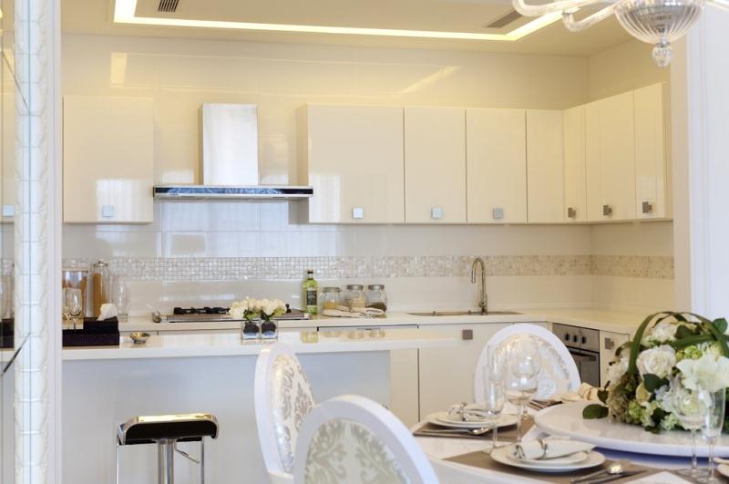 现代简欧厨房白色整体橱柜装修效果图