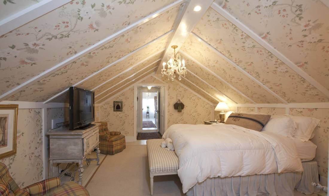 英式乡村风格阁楼卧室壁纸天花板装修效果图片